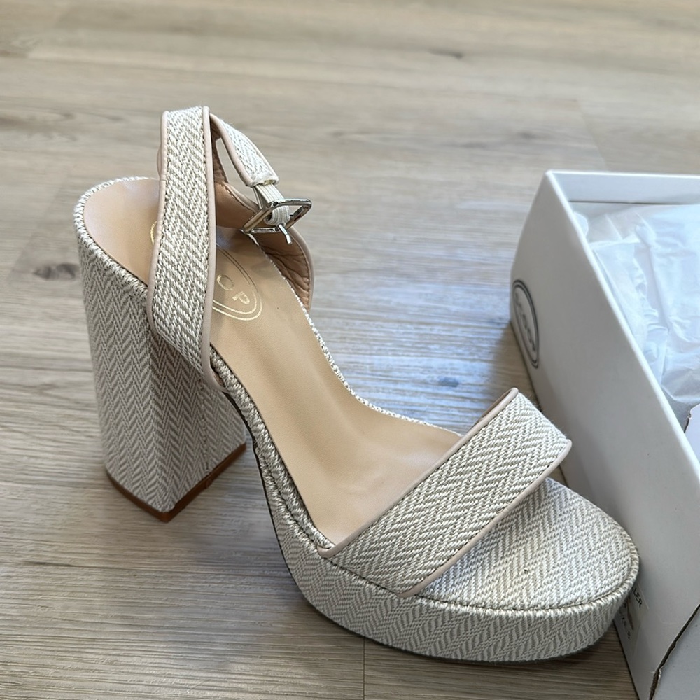 NIB scoop platform sandals